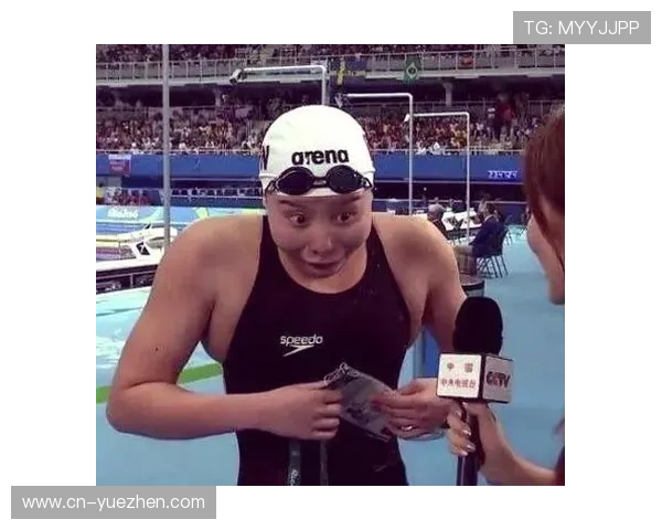 傅园慧又开始当“表情包制造机”了，泳池边气场和家里完全两个人啊！